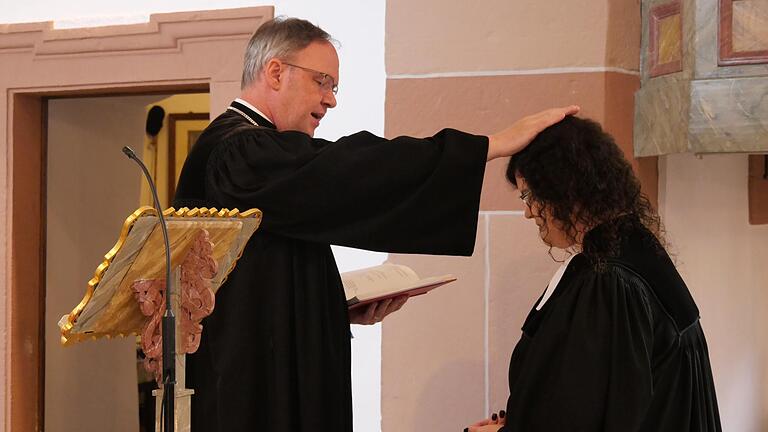 Dekan Till Roth installierte in der Mittelsinner Jakobuskirche Pfarrerin Sabine Schlagmüller als neue Seelsorgerin der „Pfarrei im Sinngrund“. Dekan Till Roth installierte in der Mittelsinner Jakobuskirche Pfarrerin Sabine Schlagmüller als neue Seelsorgerin der „Pfarrei im Sinngrund“.