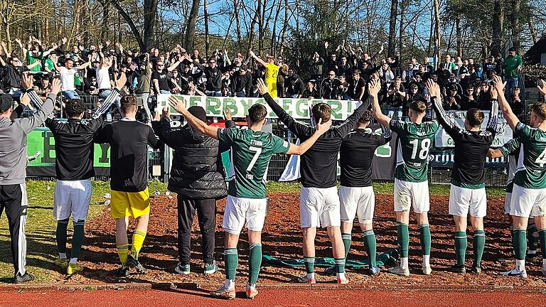 Zaun-Party: Die Schweinfurter Fans feiern mit ihrer Mannschaft - 05-Keeper Lukas Wenzel spielt auf dem Zaun den Dirigenten. Zaun-Party: Die Schweinfurter Fans feiern mit ihrer Mannschaft - 05-Keeper Lukas Wenzel spielt auf dem Zaun den Dirigenten.