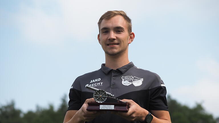Die Torjäger-Parade       -  Die Geschichte wiederholt sich: Wie im Vorjahr (unser Bild) gewinnt Elias Seufert von der SG Waldberg/Stangenroth die Torjäger-Kanone der Heimatzeitung,