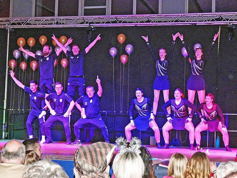 Die Glitzerflitzer und Bierzipfl legten einen fulminanten Showtanz aufs Bergtheimer Parkett. Die Glitzerflitzer und Bierzipfl legten einen fulminanten Showtanz aufs Bergtheimer Parkett.