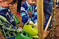 Begeistert halfen die Kinder beim Pflanzen eines Bäumchens auf dem Spielplatz mit.