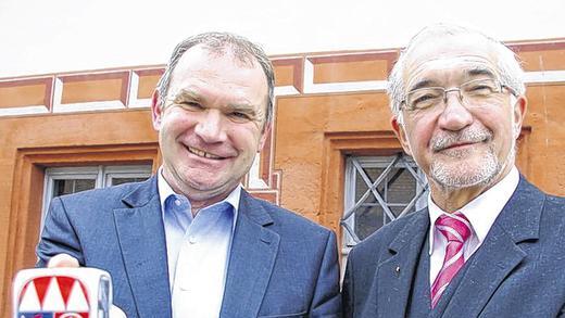 Stolz auf den Würfel: Der Kabarettist Fredi Breunig (l.) freut sich mit Regierungspräsident Paul Beinhofer über die Auszeichnung.