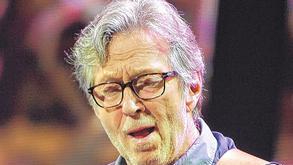 Brille, graues Haar: Sein Geburtstagsständchen spielt Eric Clapton sich selbst.