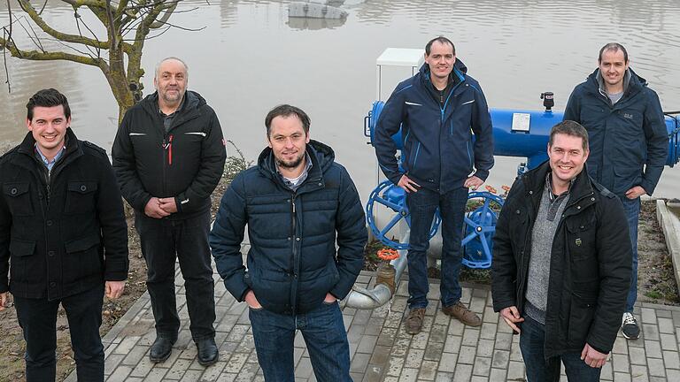 Landwirte des Bewässerungsvereins in der Bergtheimer Mulde: (von links) Christian Wild aus Unterpleichfeld, Richard Konrad aus Hausen, Tobias Wild aus Unterpleichfeld, Michael und Martin Schlereth aus Unterpleichfeld und vorne Michael Strauß aus Bergtheim. Landwirte des Bewässerungsvereins in der Bergtheimer Mulde: (von links) Christian Wild aus Unterpleichfeld, Richard Konrad aus Hausen, Tobias Wild aus Unterpleichfeld, Michael und Martin Schlereth aus Unterpleichfeld und vorne Michael Strauß aus Bergtheim.