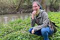 Katja Reith lässt sich frische Brennnesselspitzen schmecken.       -  Katja Reith lässt sich frische Brennnesselspitzen schmecken.