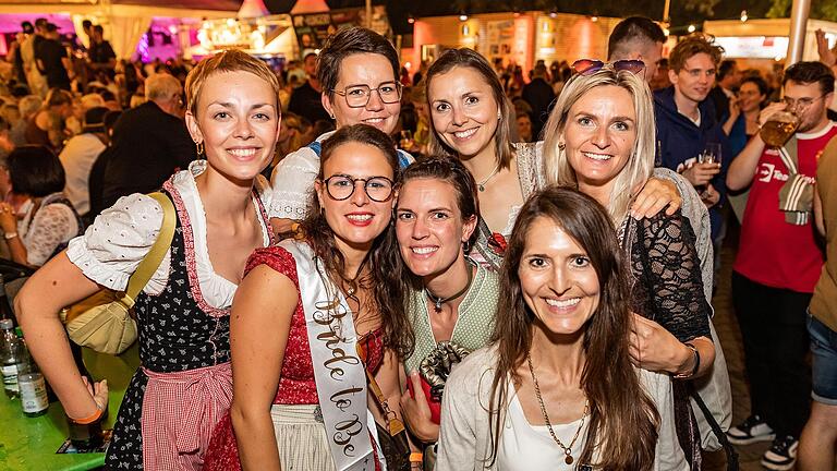 Auch künftige Bräute feierten beim Fränkischen Weinfest in Volkach mit. Auch künftige Bräute feierten beim Fränkischen Weinfest in Volkach mit.