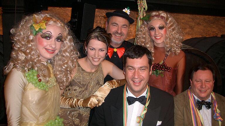 Närrische Weinprobe 2005: Unter den Gästen war auch der damalige CSU-Generalsekretär Markus Söder, umrahmt von Kellergeistern der Tanzsport-Garde Veitshöchheim, Nicole Then und dem Präsidenten des Festnacht-Verbandes Franken, Bernhard Schlereth. Närrische Weinprobe 2005: Unter den Gästen war auch der damalige CSU-Generalsekretär Markus Söder, umrahmt von Kellergeistern der Tanzsport-Garde Veitshöchheim, Nicole Then und dem Präsidenten des Festnacht-Verbandes Franken, Bernhard Schlereth.