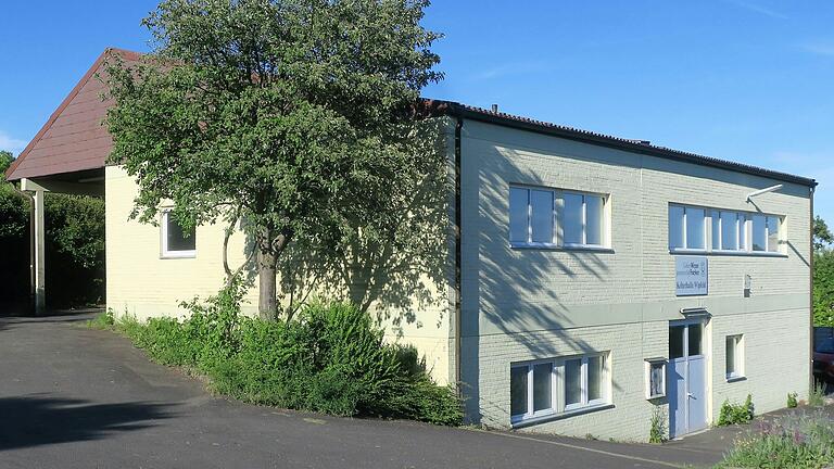 Die ehemalige Kelterstation steht leer und soll demnächst zum Gemeindebauhof umgebaut werden. Nun werden die Unterlagen beim Landratsamt eingereicht. Die ehemalige Kelterstation steht leer und soll demnächst zum Gemeindebauhof umgebaut werden. Nun werden die Unterlagen beim Landratsamt eingereicht.