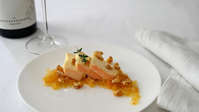 Käseteller mit Zwiebel-Aprikosen-Marmelade - Die Käsescheiben werden auf einem Bett aus Zwiebel-Aprikosen-Marmelade angerichtet. Dazu passt ein fruchtiger alkoholfreier Riesling. Käseteller mit Zwiebel-Aprikosen-Marmelade - Die Käsescheiben werden auf einem Bett aus Zwiebel-Aprikosen-Marmelade angerichtet. Dazu passt ein fruchtiger alkoholfreier Riesling.