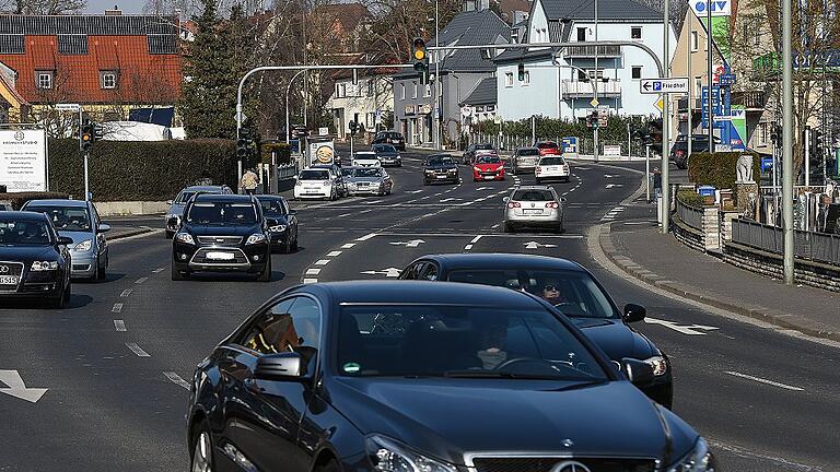 Nur zwei statt wie bisher vier oder mehr Spuren soll die Versbacher Straße künftig haben, heißt es in einem Antrag an Oberbürgermeister Christian Schuchardt. Vorerst aber nur provisorisch, um zu sehen, welche Auswirkungen auf den Verkehr das hat.