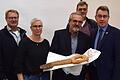 Ortssprecher Uwe Strebel erhielt den obligatorischen symbolischen Schlüssel für das Dorfgemeinschaftshaus. Das Bild zeigt (von links) Hans Heindel, Andrea Weber, Uwe Strebel, Detlef Basler und Bürgermeister Wolfgang Lampe.