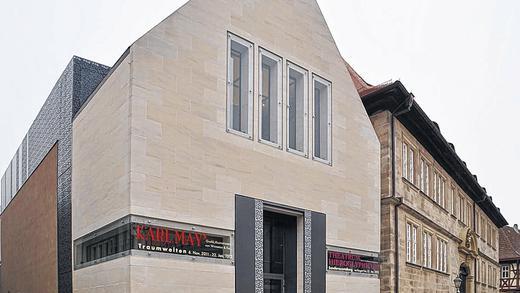Alt trifft neu: Die bisherige Ausstellungsfläche im alten Rentamt (rechts) wurde um einen Neubau erweitert, der in Einklang mit der Umgebung steht. Dafür gab es nun einen Preis in der Kategorie „Ausflugsziele“. Alt trifft neu: Die bisherige Ausstellungsfläche im alten Rentamt (rechts) wurde um einen Neubau erweitert, der in Einklang mit der Umgebung steht. Dafür gab es nun einen Preis in der Kategorie „Ausflugsziele“.