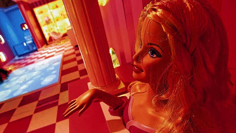 Die Hausherrin als Empfangsdame: Barbie hat in ihrem Traumhaus am Alexanderplatz in Berlin vorübergehend ein Zuhause gefunden. Die Hausherrin als Empfangsdame: Barbie hat in ihrem Traumhaus am Alexanderplatz in Berlin vorübergehend ein Zuhause gefunden.