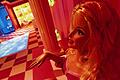 Die Hausherrin als Empfangsdame: Barbie hat in ihrem Traumhaus am Alexanderplatz in Berlin vorübergehend ein Zuhause gefunden.