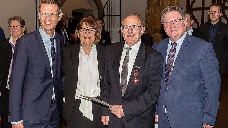 Das Bundesverdienstkreuz am Bande hat Kurt Vogel erhalten. Von links: Oberbürgermeister Sebastian Remelé, Meta und Kurt Vogel sowie Staatssekretär Gerhard Eck.