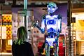 Künstliche Intelligenz ist ein zentrales Thema für Wissenschaft und Wirtschaft. Bayern will zu einem führenden Standort dafür werden. Das Bild zeigt eine Frau in der Ausstellung 'Künstliche Intelligenz und Robotik' im Heinz Nixdorf MuseumsForum.&nbsp;&nbsp;