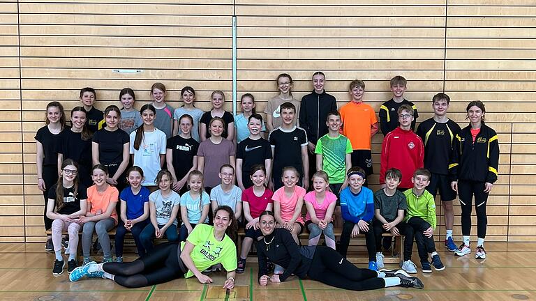 Stolz und gut gelaunt in den Ferien. Die Sportler/innen vom LAZ Kreis Würzburg zusammen mit ihren Betreuern. Stolz und gut gelaunt in den Ferien. Die Sportler/innen vom LAZ Kreis Würzburg zusammen mit ihren Betreuern.