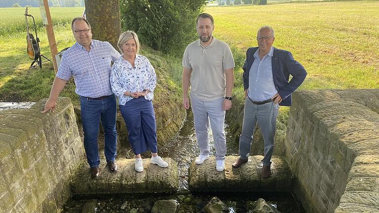 An der Quelle der Saalequelle bei Alsleben wurde das Saale-Musicum gestartet. Unser Bild zeigt (von links): Bürgermeister Michael Custodis, Rhön-Grabfelds stellvertretende Landrätin Eva Böhm, Erdinc Yurdakul und den stellvertretenden Landrat aus ... - An der Quelle der Saalequelle bei Alsleben wurde das Saale-Musicum gestartet. Unser Bild zeigt (von links): Bürgermeister Michael Custodis, Rhön-Grabfelds stellvertretende Landrätin Eva Böhm, Erdinc Yurdakul und den stellvertretenden Landrat aus Bad Kissingen, Emil Müller. An der Quelle der Saalequelle bei Alsleben wurde das Saale-Musicum gestartet. Unser Bild zeigt (von links): Bürgermeister Michael Custodis, Rhön-Grabfelds stellvertretende Landrätin Eva Böhm, Erdinc Yurdakul und den stellvertretenden Landrat aus ... - An der Quelle der Saalequelle bei Alsleben wurde das Saale-Musicum gestartet. Unser Bild zeigt (von links): Bürgermeister Michael Custodis, Rhön-Grabfelds stellvertretende Landrätin Eva Böhm, Erdinc Yurdakul und den stellvertretenden Landrat aus Bad Kissingen, Emil Müller.