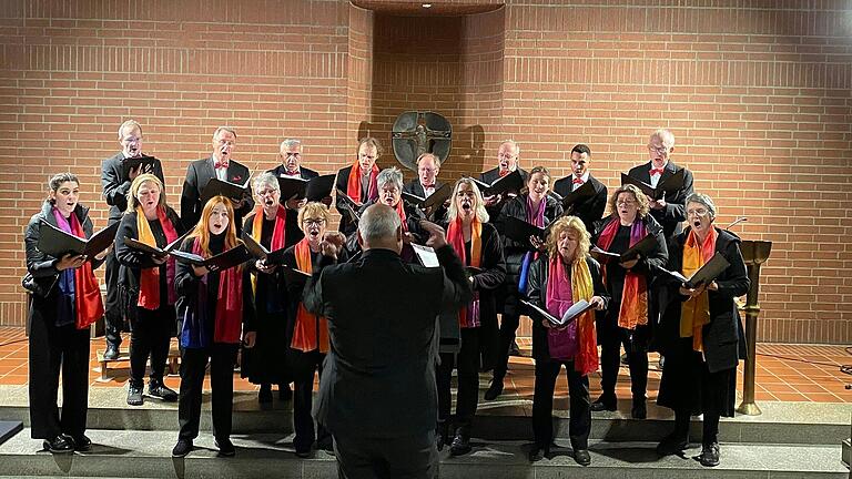 Der Erlanger Chor CoroCantiamo unter Leitung Marco Schneider begeisterte die Zuhörer in der St. Michelskirche auf dem Schwanberg.