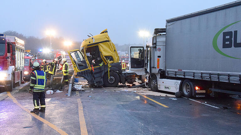 Drei Lkw sind am Donnerstagmorgen, 09.11.2017, auf der A3 zwischen Marktheidenfeld und Rohrbrunn aufeinander gekracht. Die Autobahn musste in diesem Bereich komplett gesperrt werden.