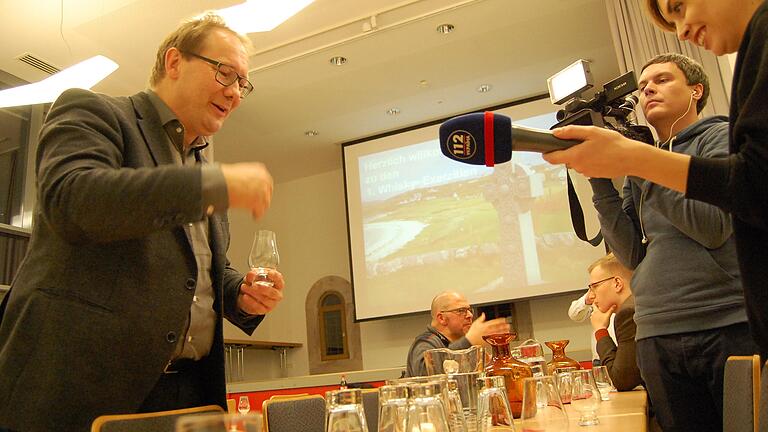Ein Fernsehteam aus der Ukraine interessierte sich für die Hintergründe der ersten Whisky-Exerzitien in Hammelburg.