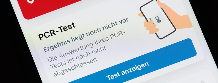 Zeigt die Corona-Warn-App ein hohes Risiko an, darf man einen PCR-Test machen lassen. (Symbolbild) Zeigt die Corona-Warn-App ein hohes Risiko an, darf man einen PCR-Test machen lassen. (Symbolbild)