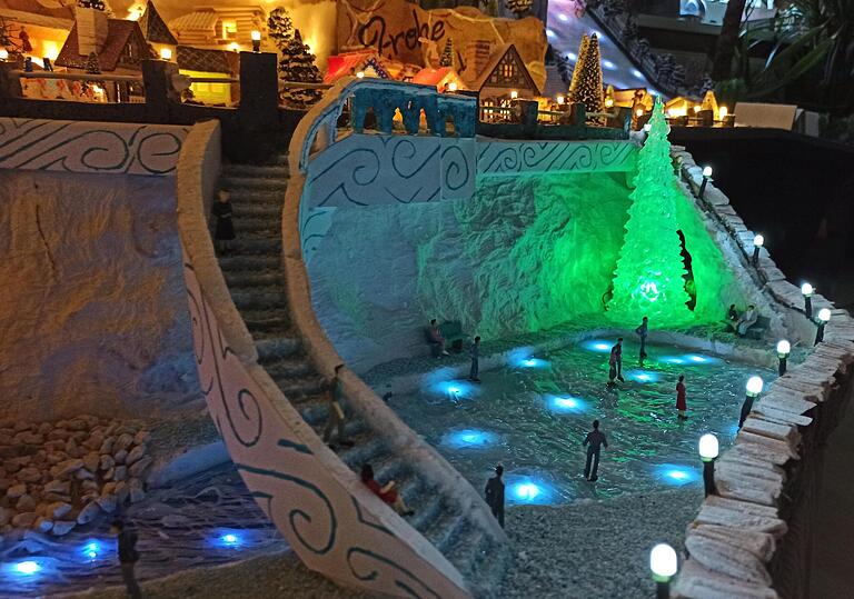 Die Eislauffläche wurde mit Kleber zum Leben erweckt, die Figuren haben Kufen aus Tackernadeln. Die Eislauffläche wurde mit Kleber zum Leben erweckt, die Figuren haben Kufen aus Tackernadeln.
