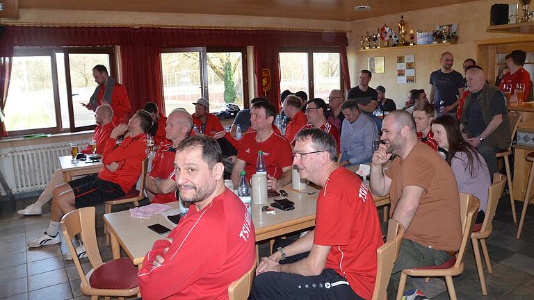 Unter den Kegelfans im vollbesetzten Zuschauerraum in Mittelstreu war auch Bürgermeister Stefan Kießner (braunes T-Shirt) Unter den Kegelfans im vollbesetzten Zuschauerraum in Mittelstreu war auch Bürgermeister Stefan Kießner (braunes T-Shirt)