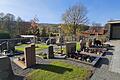 Mehr Grün auf dem Friedhof: Bäume, Stauden und Grünflächen zogen auf den Ginolfser Friedhof ein. Außerdem wurden neue Bestattungsformen geschaffen, die Bruchsteinmauer saniert, das Kriegerdenkmal neu gestaltet und versetzt sowie ein barrierearmer Zugang angelegt.