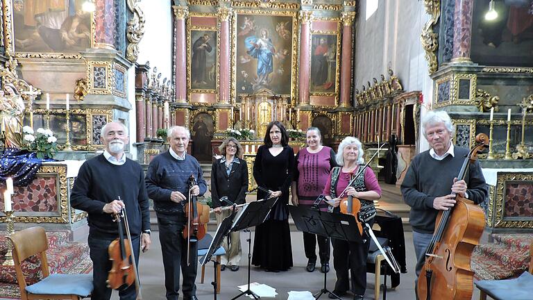 Sie gestalteten ein trefflich gelungenes Konzert in Schönau: Das Streichquartett 'Con Moto' mit (vorne von links) Ewald Khauer, Helmuth Pfister, Sonja Drechsler und Anselm Riethdorf, sowie (hinten, von links) Adelheid Robohm, Corinna Wirth und Julia Frank.