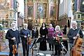 Sie gestalteten ein trefflich gelungenes Konzert in Schönau: Das Streichquartett 'Con Moto' mit (vorne von links) Ewald Khauer, Helmuth Pfister, Sonja Drechsler und Anselm Riethdorf, sowie (hinten, von links) Adelheid Robohm, Corinna Wirth und Julia Frank.