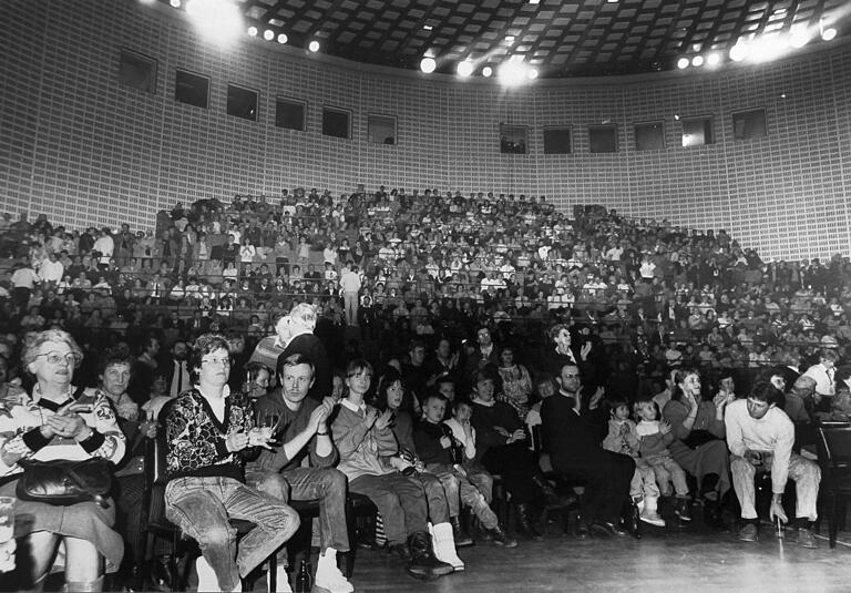 Deutsch-deutsches Programm: In der vollbesetzten Suhler Stadthalle geht am am 14. Januar 1990 ein bunter Faschingsnachmittag über die Bühne.