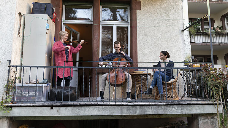 Das Beste aus der Situation machen: Mitglieder des Freiburger Barockorchesters spielen auf einem Balkon die 'Ode an die Freude' von Ludwig van Beethoven. Wenn die Corona-Krise vorbei, muss sich die Gesellschaft auch die Frage stellen, wie sie künftig zusammen leben möchte.