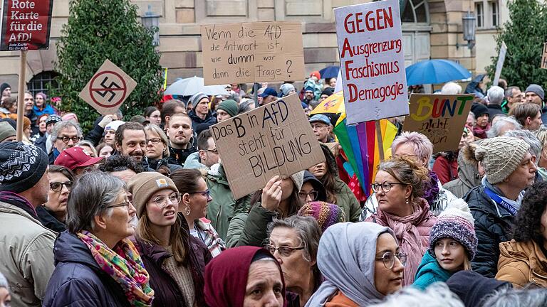 "Nie wieder ist jetzt!" unter diesem Motto waren geschätzt über 1000 nach Bad Kissingen gekommen um gegen Rechts zu demonstrieren. "Nie wieder ist jetzt!" unter diesem Motto waren geschätzt über 1000 nach Bad Kissingen gekommen um gegen Rechts zu demonstrieren.