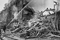 Das Bild zeigt Löscharbeiten nach dem Dreifach-Angriff auf Schweinfurt am 24. und 25. Februar 1944. An den Trümmern des Gebäudes in der Brückenstraße sind aufgrund der eisigen Wintertemperaturen Eiszapfen zu sehen.