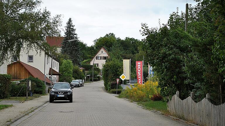 Für die geplante Sanierung der Raiffeisenstraße in Saal werden die Anwohner nicht mehr zur Kasse gebeten. Bis zum Baubeginn in 2019 rechnet die Gemeinde mit entsprechenden Gesetzen über die Abschaffung der Straßenausbaubeiträge.