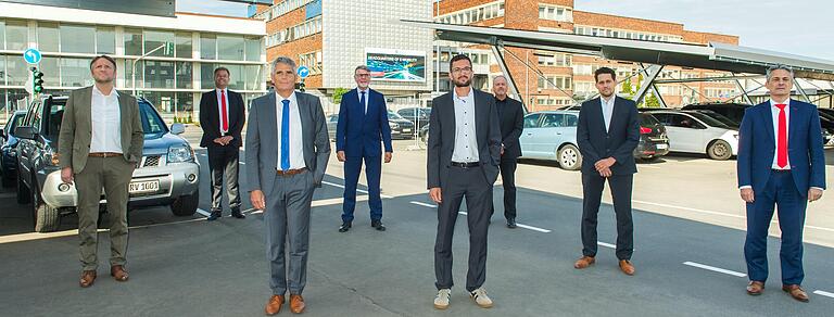 Freude über die riesige Photovoltaikanlage von ZF bei (von links) Mario Münch (Münch Energie), Michael Wacker (Sparkasse), ZF-Standortchef Hans-Jürgen Schneider, Rainer Kleedörfer (N-ergie), Projektleiter Roland Gaiser (ZF), Stephan Hüser (ZF), André Beck (N-ergie) und Peter Schleich (Sparkasse). Freude über die riesige Photovoltaikanlage von ZF bei (von links) Mario Münch (Münch Energie), Michael Wacker (Sparkasse), ZF-Standortchef Hans-Jürgen Schneider, Rainer Kleedörfer (N-ergie), Projektleiter Roland Gaiser (ZF), Stephan Hüser (ZF), André Beck (N-ergie) und Peter Schleich (Sparkasse).