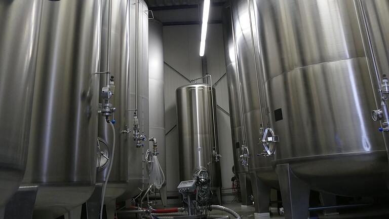 Früher wurde das Bier in Felsenkeller gekühlt, heute hat die Arnsteiner Benderbräu riesige Kühltanks. Früher wurde das Bier in Felsenkeller gekühlt, heute hat die Arnsteiner Benderbräu riesige Kühltanks.