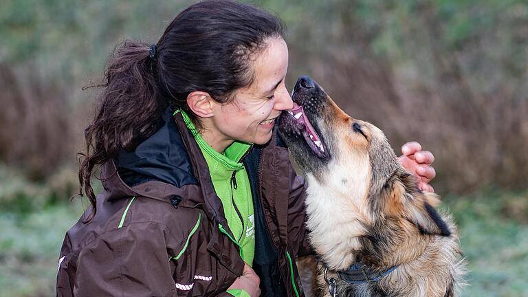 Der ausgesetzte Hund hat Tierpflegerin Mariam Kchirid in sein Herz geschlossen.