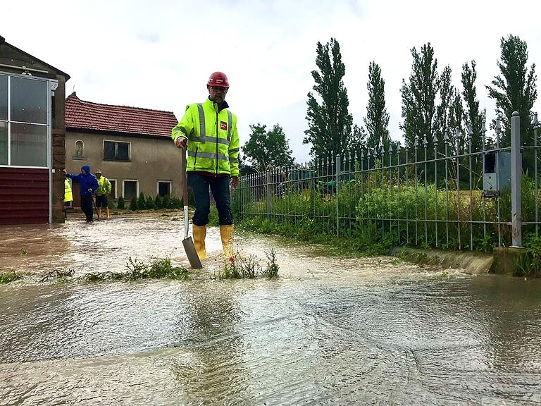 Überflutete Straßen, vollgelaufene Keller: Auch in Westheim richtete die Flutkatastrophe 2021 großen Schaden an. Überflutete Straßen, vollgelaufene Keller: Auch in Westheim richtete die Flutkatastrophe 2021 großen Schaden an.