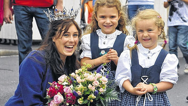 Fröhlicher Empfang: Mona und Pauline begrüßten die Bayerische Milchkönigin Julia Wegmann mit einem buten Blumenstrauß. Fröhlicher Empfang: Mona und Pauline begrüßten die Bayerische Milchkönigin Julia Wegmann mit einem buten Blumenstrauß.