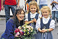 Fröhlicher Empfang: Mona und Pauline begrüßten die Bayerische Milchkönigin Julia Wegmann mit einem buten Blumenstrauß.