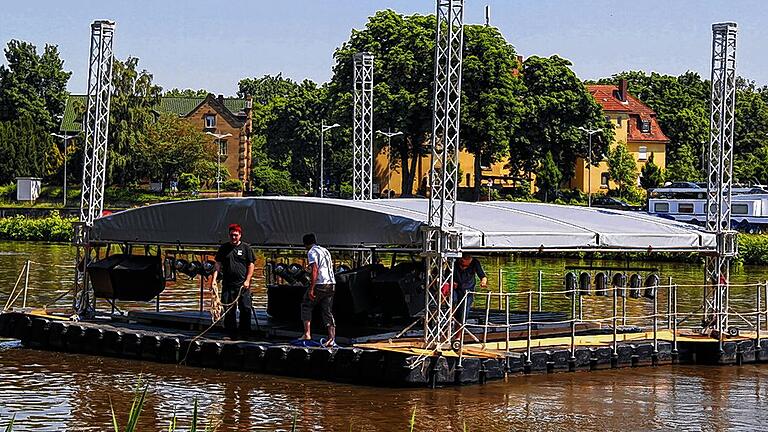 Mit Verspätung: Seit Montagnachmittag liegt die Mainbühne an der Gutermannpromenade. Mit Verspätung: Seit Montagnachmittag liegt die Mainbühne an der Gutermannpromenade.