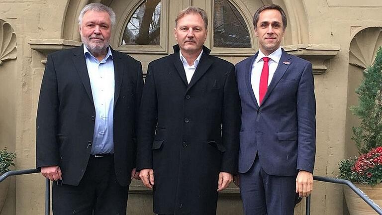 Auf eine erfolgreiche Zusammenarbeit freuen sich Michael Föst (Geschäftsführer Opti-Wohnwelt, links), Mischa Schaeffer (Geschäftsführer Möbel Müller, Mitte) und Oliver Föst (Geschäftsführer Opti-Wohnwelt, rechts). Das Möbelhaus Müller aus Dillingen wird zum Jahresanfang 2018 Teil der Opti-Firmengruppe. Auf eine erfolgreiche Zusammenarbeit freuen sich Michael Föst (Geschäftsführer Opti-Wohnwelt, links), Mischa Schaeffer (Geschäftsführer Möbel Müller, Mitte) und Oliver Föst (Geschäftsführer Opti-Wohnwelt, rechts). Das Möbelhaus Müller aus Dillingen wird zum Jahresanfang 2018 Teil der Opti-Firmengruppe.