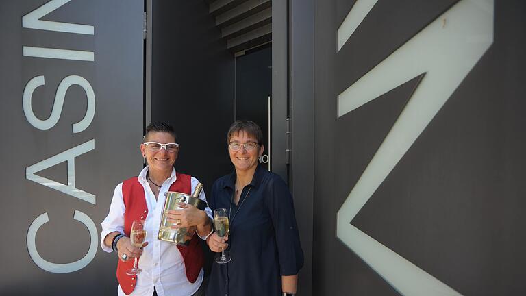 Bad Kissingen: La Canchanchara wird zum Spielbankrestaurant - Das La Canchanchara wird Spielbankrestaurant Inhaberin Marika Hoffmann (links) übernimmt die Gaststätte und startet damit Ende Juli. Im Bild ist sie mit Marina Klein, der Direktorin der Spielbank Bad Kissingen, zu sehen. Bad Kissingen: La Canchanchara wird zum Spielbankrestaurant - Das La Canchanchara wird Spielbankrestaurant Inhaberin Marika Hoffmann (links) übernimmt die Gaststätte und startet damit Ende Juli. Im Bild ist sie mit Marina Klein, der Direktorin der Spielbank Bad Kissingen, zu sehen.