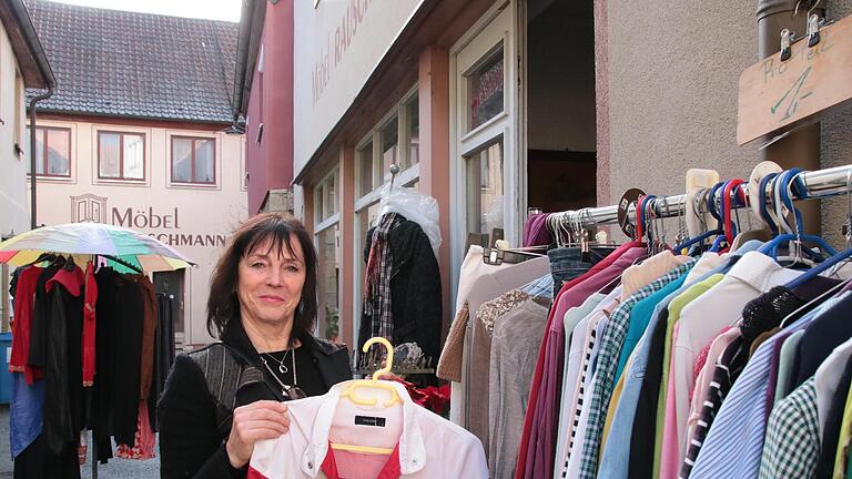 Für Stammkunden wie (von links) Ulrike Weihrauch und Wolfgang Klinger ist es eine traurige Nachricht: Matthias und Andrea Teltz schließen nach rund 30 Jahren den „Bunten Buchladen“ in der Innenstadt. - Monika Vogt sucht einen neuen Standort für ihren Second-Hand-Laden. Für Stammkunden wie (von links) Ulrike Weihrauch und Wolfgang Klinger ist es eine traurige Nachricht: Matthias und Andrea Teltz schließen nach rund 30 Jahren den „Bunten Buchladen“ in der Innenstadt. - Monika Vogt sucht einen neuen Standort für ihren Second-Hand-Laden.