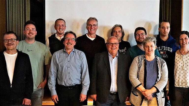 Die neue Vorstandschaft des Kultur- und Heimatvereins ist zuversichtlich für den Umbau der Festhalle zum Dorfgemeinschaftshaus. In der Mitte Vorsitzender Frieder Hüsam und Bürgermeister Achim Müller. Die neue Vorstandschaft des Kultur- und Heimatvereins ist zuversichtlich für den Umbau der Festhalle zum Dorfgemeinschaftshaus. In der Mitte Vorsitzender Frieder Hüsam und Bürgermeister Achim Müller.