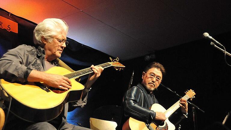 Larry Coryell (links) mit seinem japanischen Kollegen Kazumi Watanabe beim 8. Guitar Masters 2016. Es war sein letzter Auftritt in Reichenberg.