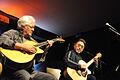 Larry Coryell (links) mit seinem japanischen Kollegen Kazumi Watanabe beim 8. Guitar Masters 2016. Es war sein letzter Auftritt in Reichenberg.