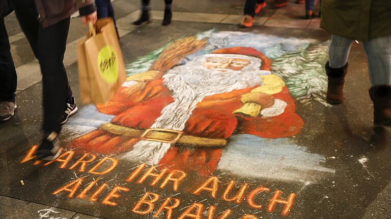Der Weihnachtsmann auf dem Straßengemälde stellt die für viele Kinder wichtigste Frage der Vorweihnachtszeit. Der Weihnachtsmann auf dem Straßengemälde stellt die für viele Kinder wichtigste Frage der Vorweihnachtszeit. 